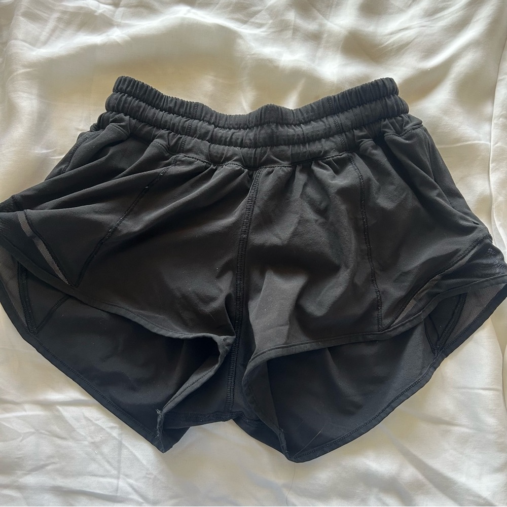 Lululemon Hotty Hot II 2.5” short in black
